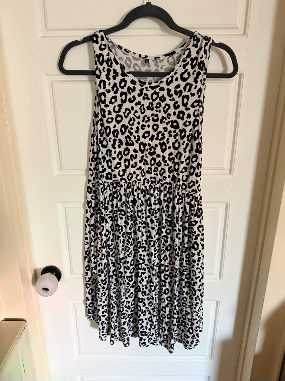 Women's Black and White Leopard Print Sleeveless Casual Dress